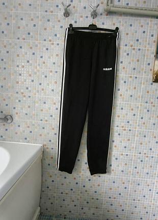Спортивные штаны adidas.