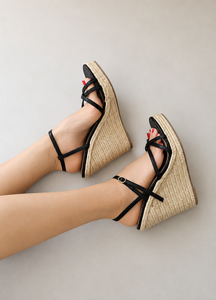 Босоніжки на танкетці платформі чорні justfab на тонких ремінцях 42 розмір 28 см екошкіра