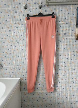 Спортивные штаны adidas.