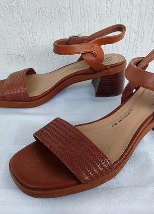 Нарядние, кожанние босоножки clarks р.39