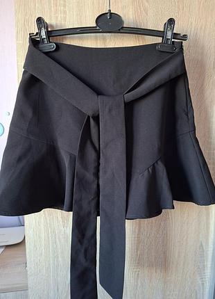 Чорна міні спідниця-шорти zara ruffle mini skort розмір s