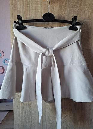 Молочна міні спідниця-шорти zara ruffle mini skort розмір s