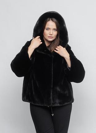 Короткая норочная цельная шубка с глубоким капишоном