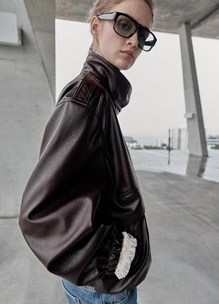 Бомбер із ефектом шкіри zara, коричнева куртка zara, 3046/036/716