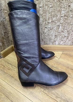 Кожаные сапоги трубы от бренда hush puppies.