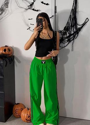 🔥 суперширокие kelly green брюки с двойными лампасами 💣 трендовые брюки оверсайз 🚀 зеленые широкие брюки с черными полосами 💚
размер л