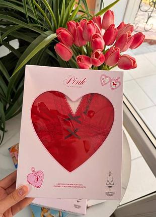 Подарочный набор pink wink flirty victoria ́s secret. цвет: bright vermillion forever lace v-day pack