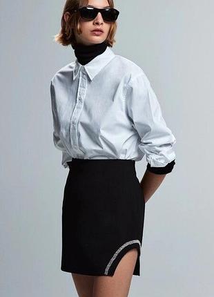 Ефектна спідниця zara з акцентним вирізом та стразами