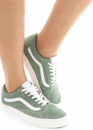 Зелені жіночі замшеві кеди vans old skool із характерною білою бічною смужкою