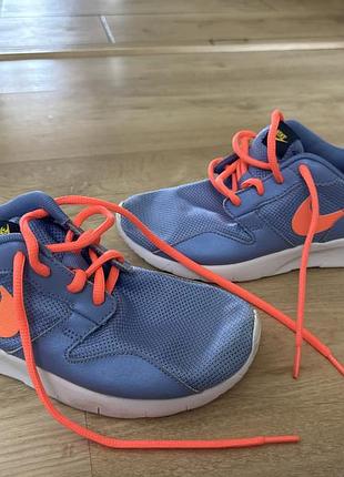 Кросівки відомого бренду nike дуже зручні та легкі, ідеальний стан 35.5 розмір. оригінал