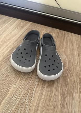 Гарні crocs, на вуську ногу, в сірому кольорі, устілка 25.5 см. розмір підходить 39.5/40.