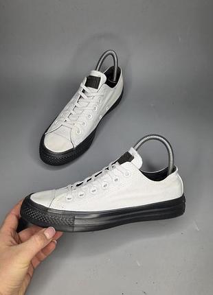 Низкие кеды converse chuck taylor all star ox в белом цвете с черной подошвой