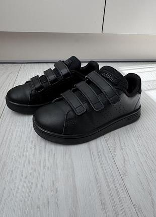 Дитячі adidas снікерси в розмірі 28