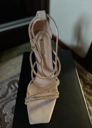 Босоніжки жіночі нюдового кольору зі стразами
