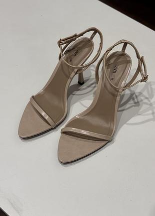 Жіночі бежеві босоніжки zara