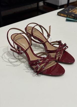 Червоні босоніжки zara