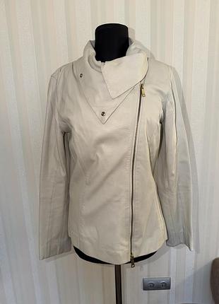 Шкіряна куртка молочного кольору marciano by guess
