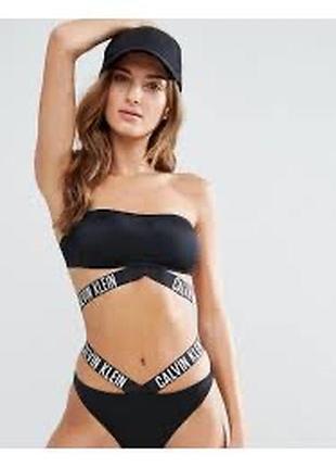 Черный раздельный купальник calvin klein в стиле бандау с контрастными эластичными ремешками с логотипом бренда.