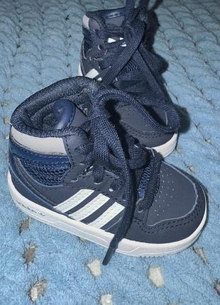 Оригінальні кросівки adidas 19 розмір