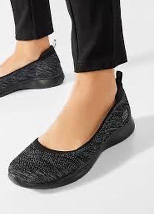 Черные текстильные балетки-слипоны skechers с узорчатым вязаным верхом и гибкой подошвой.