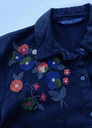 Черная рубашка zara basic с цветочной вышивкой