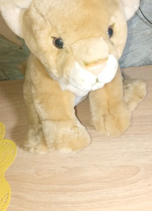 Эта мягкая игрушка — реалистичное львенок, выпущенное в пределах линейки wwf (во всемирной фонд дикой природы).