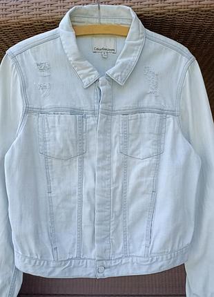 Джинсовая куртка calvin klein jeans в бело-голубом дениме джинсовый пиджак