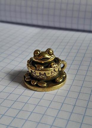 Жабка в чашці кави