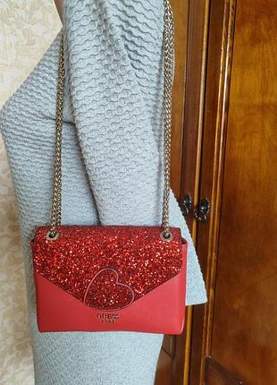 Яркая красная сумка кросс-боди guess 1981 с глиттером (стан новой)