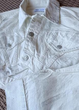Укорочений джинсовий кроп-жакет zara з сріблястим напиленням біла коротка джинсова куртка
