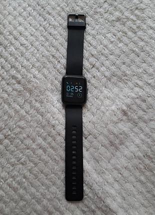Часы haylou watch 1 в достаточно нормальном состоянии