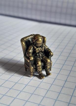 Космонавт на стулі