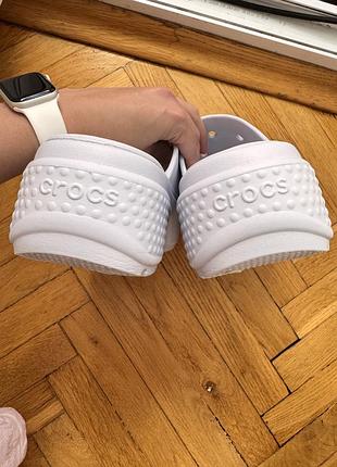Шльопки iconic crocs comfort в блакитному кольору на платформі