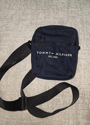 Оригінальна сумка месенджер tommy hilfiger est 1985 темно синього кольору у чудовому стані без дефектів.