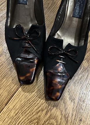 Вінтажні туфлі шкіряні 37 37,5 7,5 на низькому каблуку russell & bromley stuart weitzman замшеві з тваринним принтом