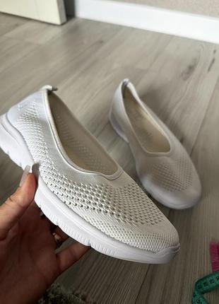 Білі макасини