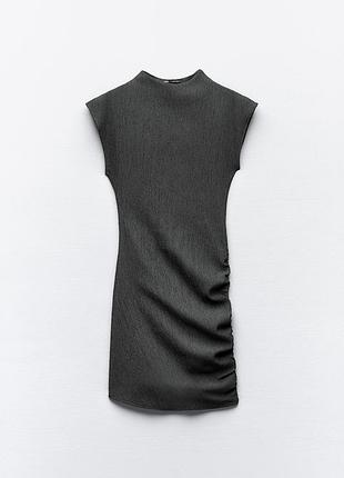 Сукня від zara з рельєфною текстурою тканини та стильними зборами-драпуванням з боків.