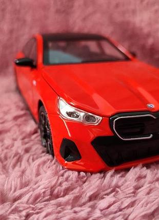 Игрушечная металлическая коллекционная модель bmw i5 m60 в масштабе 1:24