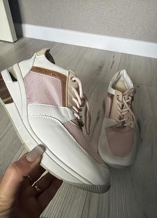 Кросівки.  👟