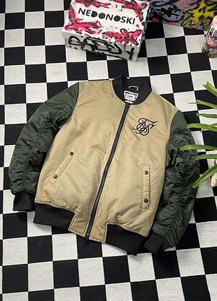 Куртка бомбер от бренда siksilk имеет двухцветный дизайн