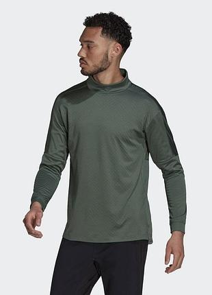 Чоловічий спортивний лонгслів adidas training strength warm mock neck long sleeve t-shirt у фірмовому зеленому кольорі orbit green.