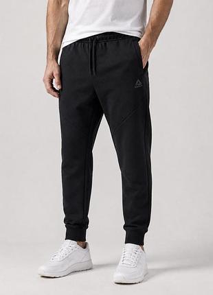 Спортивные штаны мужские reebok jogger черные с манжетами и карманами, размер m