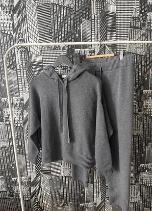 Сірий жіночій вʼязаний базовий костюм h&m стильний костюм на осінь вільного крою з худі і штанами