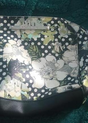 Сумка крос боді, betsey johnson, з квітковим принтом ззовні і всередині, і приталенимикарманом