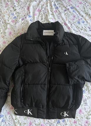 Курточка від calvin klein