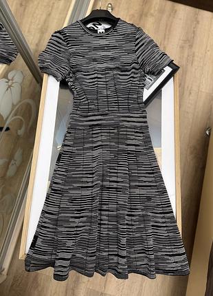 Плаття missoni в чорно-білий смугастий візерунок і розкльошений силует