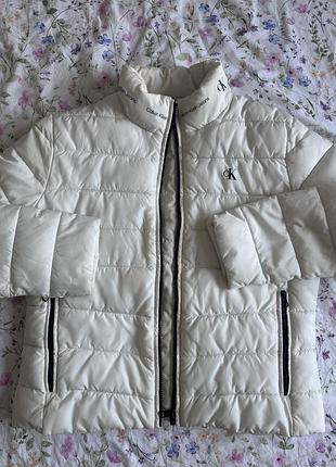 Курточка від calvin klein