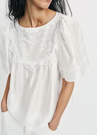 Блуза с кружевом и короткими рукавами от zara