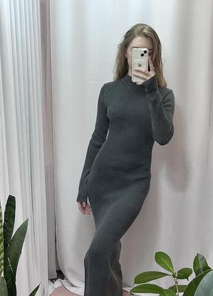 Трикотажное платье с разрезом на ноге