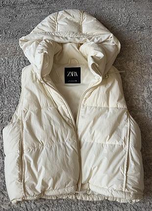 Пуховий жилет zara молочного кольору